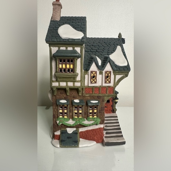 Department 56 The Pied Bull Inn Retired Dickens Village - Picture 4 of 13